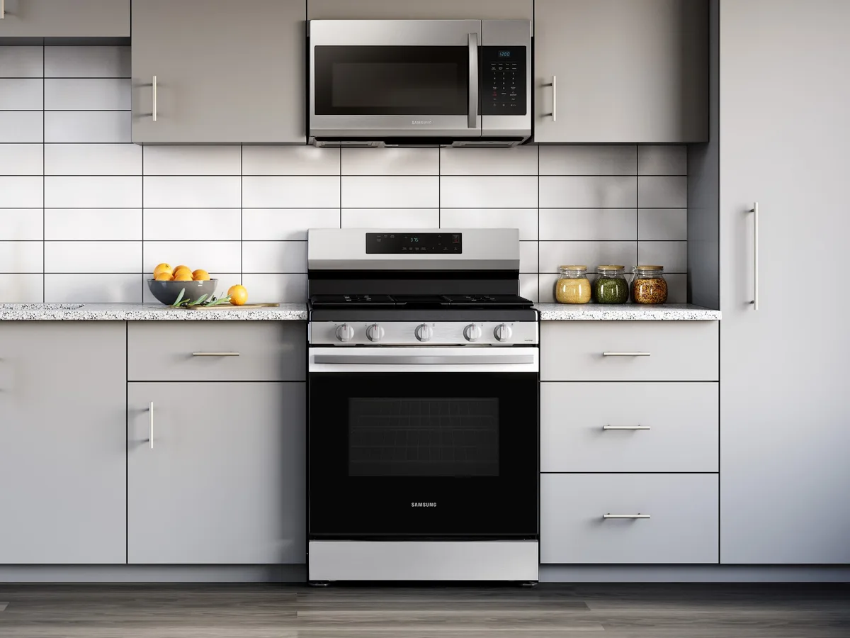 Samsung 30 in. 5-Burner Smart Freestanding Gas Range in Stainless Steel with Integrated Griddle view 3